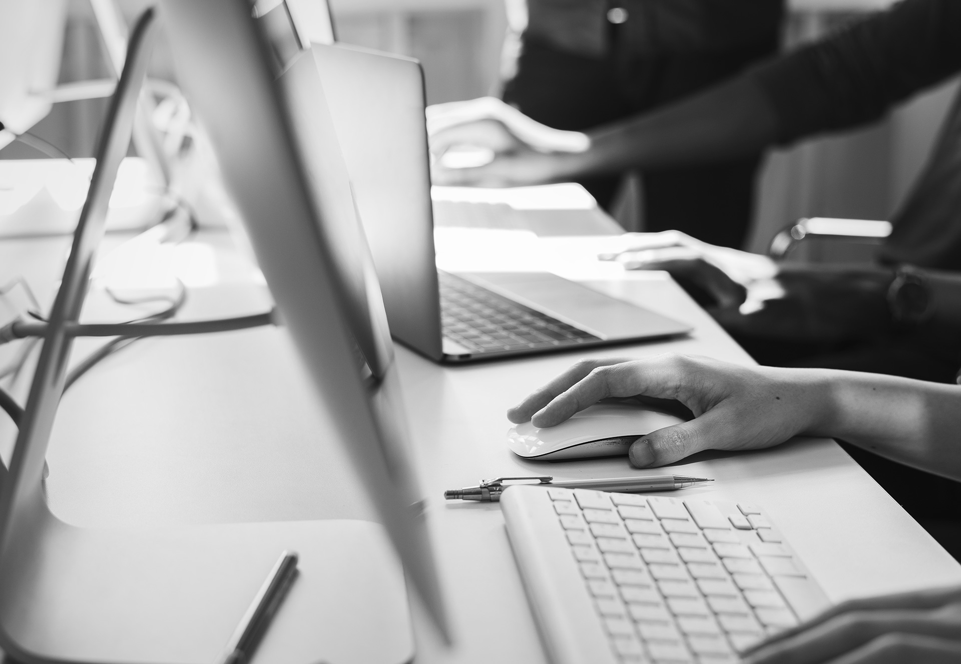 primo-piano-delle-mani-delle-persone-che-lavorano-sui-computer